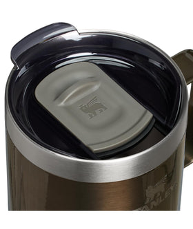 STANLEY Everyday Camp Mug sip-through-lid close-up shows secure fit and spill prevention.