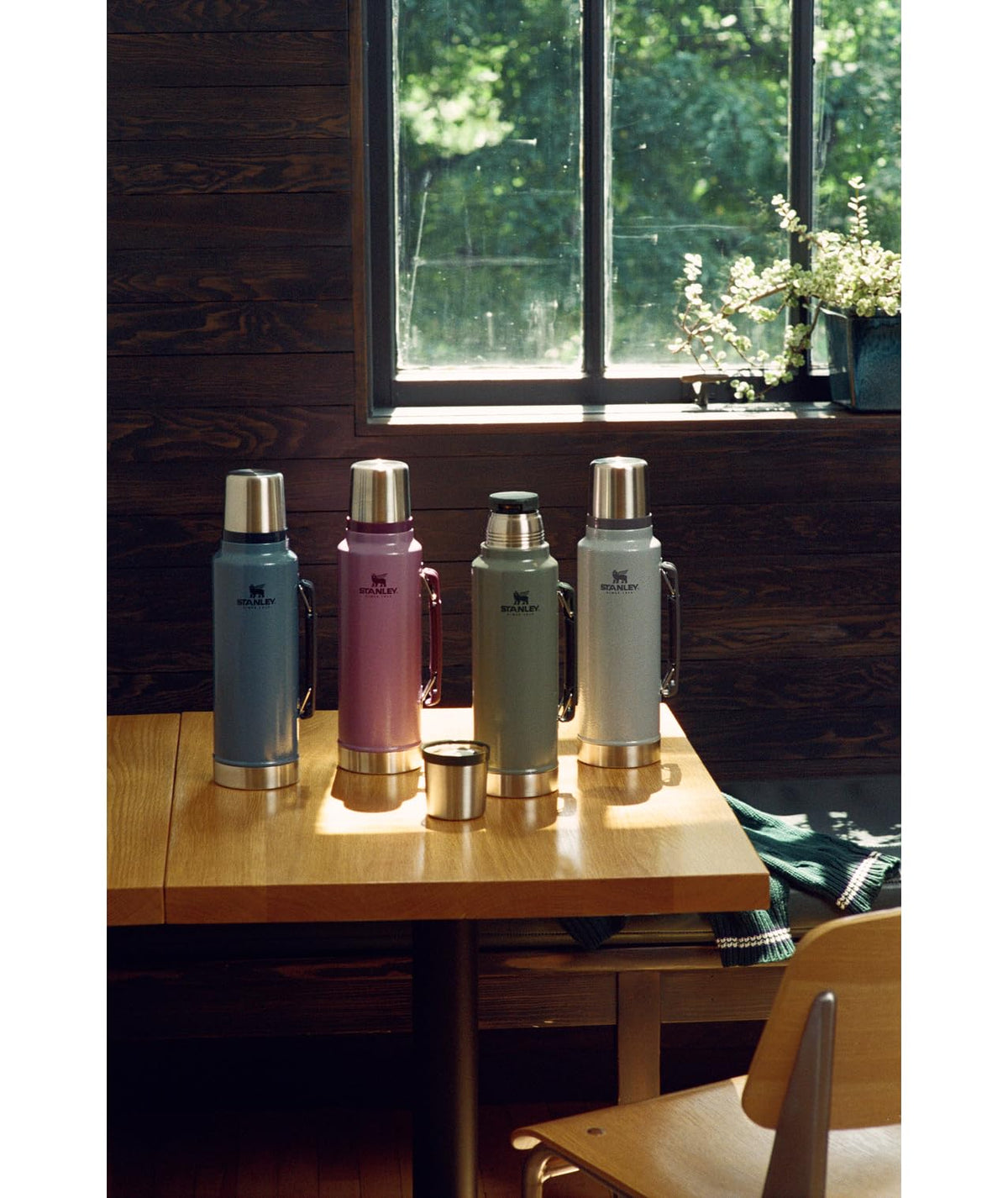 Hammertone Lake finish adds rugged outdoorsy style for camping and travel.