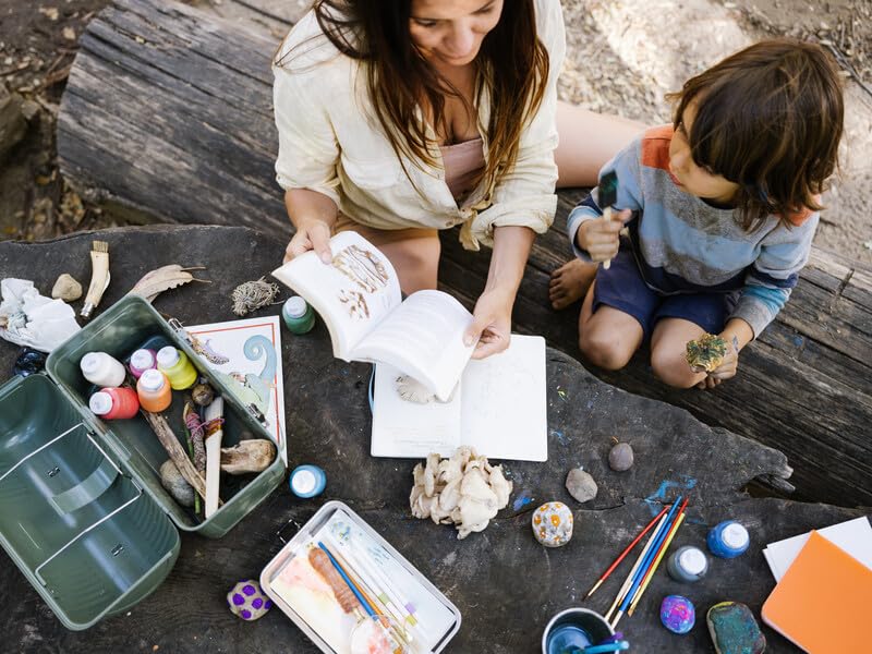 Hammertone silver finish on STANLEY lunch box adds rugged style and durability.