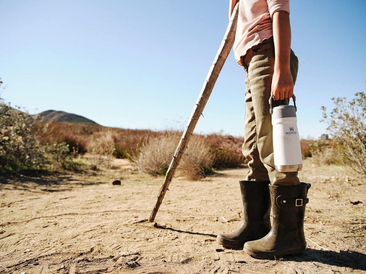STANLEY IceFlow ergonomic grip handle offers comfortable carrying on hikes and workouts.