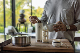 Fine stainless steel mesh filter keeps grounds out of your sip