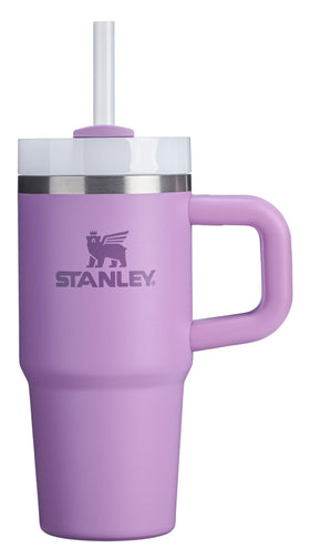 STANLEY Quencher H2.0 lilac straw-lid in action keeps drinks secure on the go.