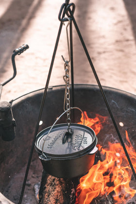 Stansport heavy-duty lid locks in heat and moisture while cooking