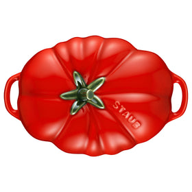 STAUB high-polished rim protects surfaces during presentation.