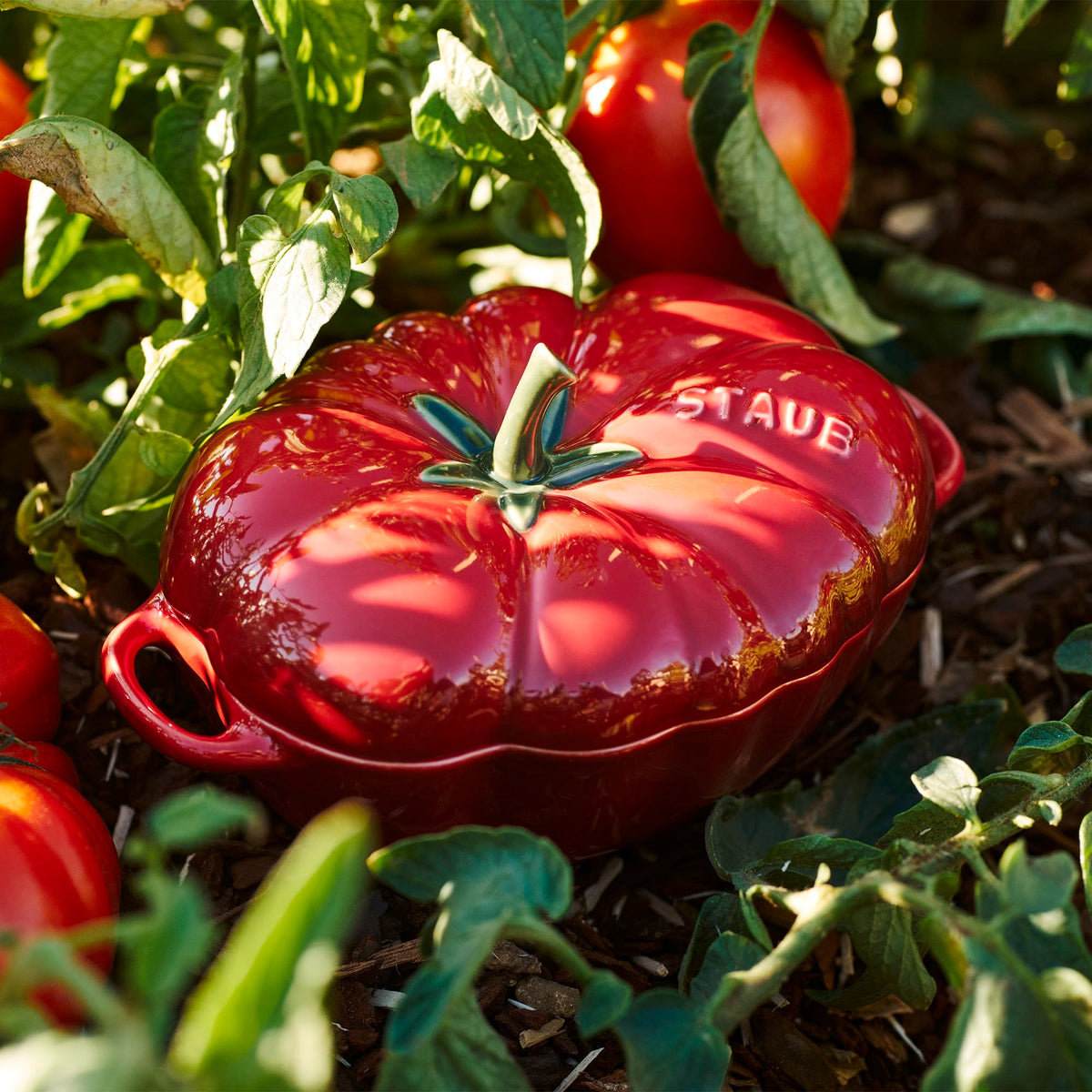 STAUB ceramics scratch-resistant glaze protects surfaces during handling.