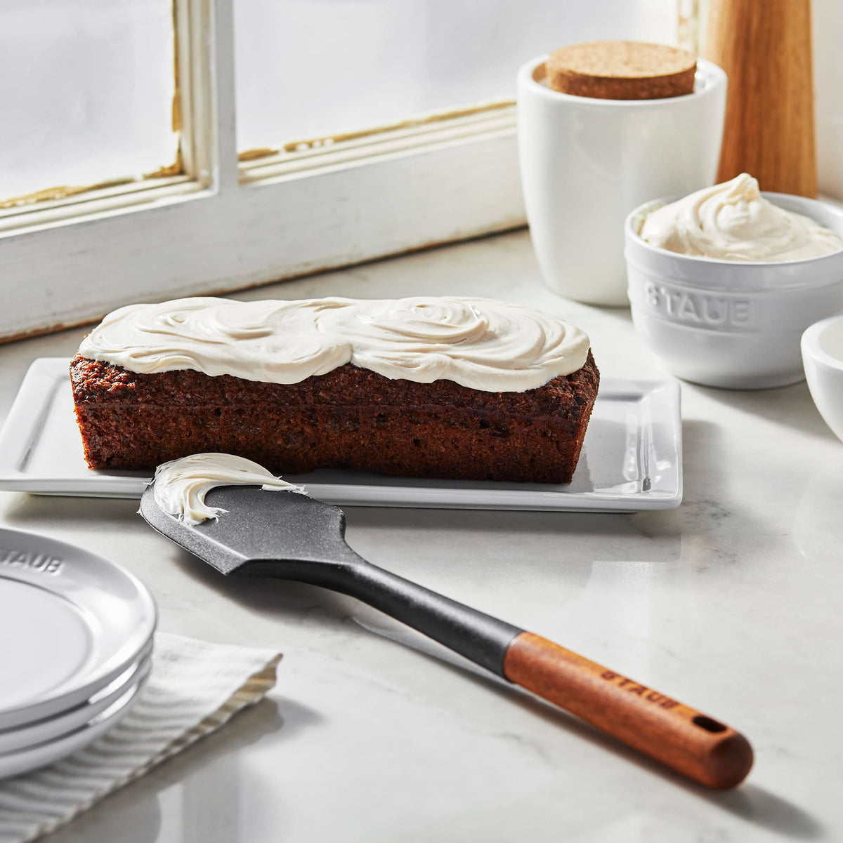 STAUB spatula scraping sides to fold ingredients, ergonomic handle