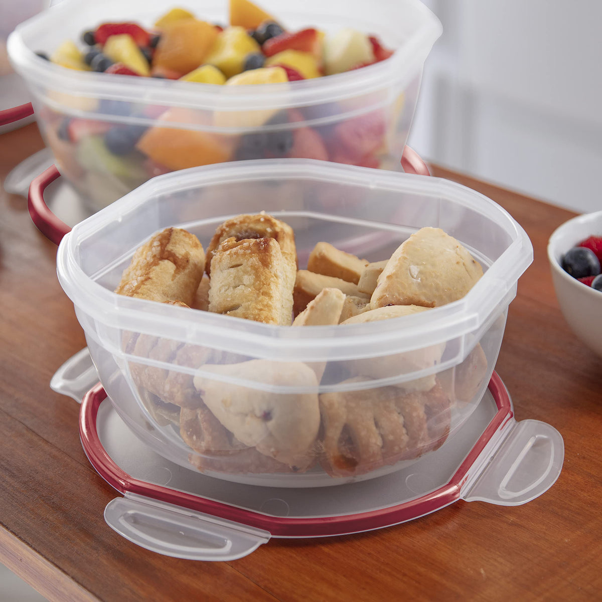 Sterilite Ultra-Seal 2.5 Qt bowl shown in a stack-friendly setup.
