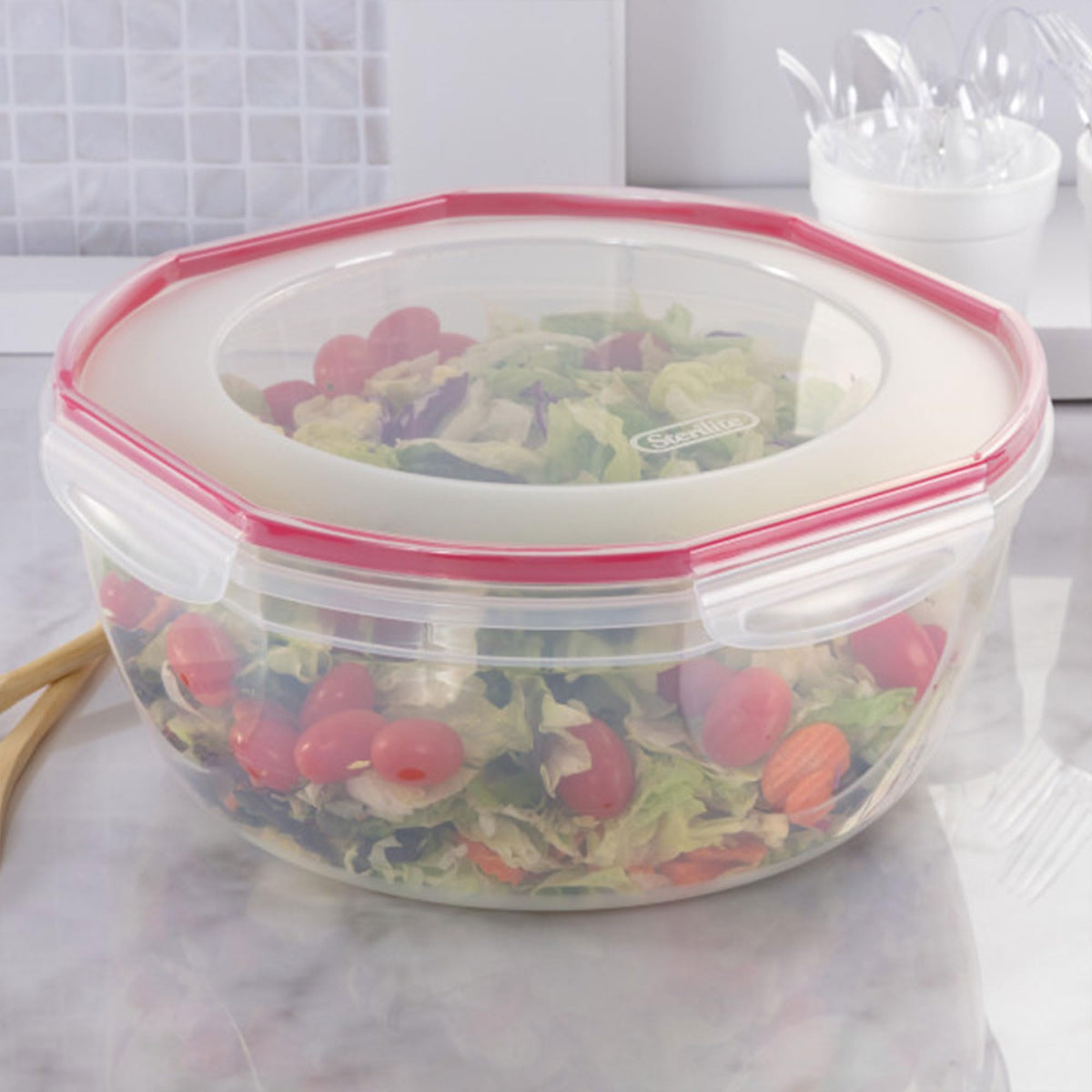 Sterilite Ultra-Seal 8.1 Qt bowl microwave-safe for reheating convenience