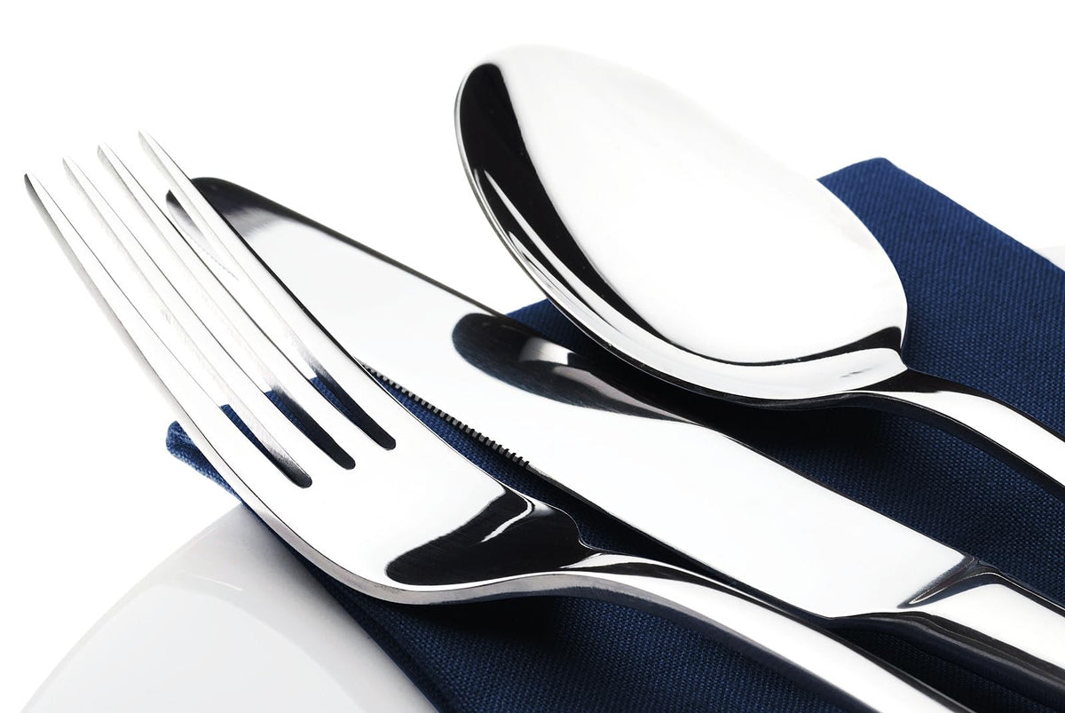 Stilloye dinner knives flatware close-up shows sturdy blades for easy slicing