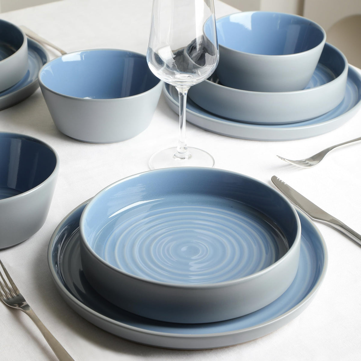 Stone Lain Elica complete set elevates everyday meals to special occasions.