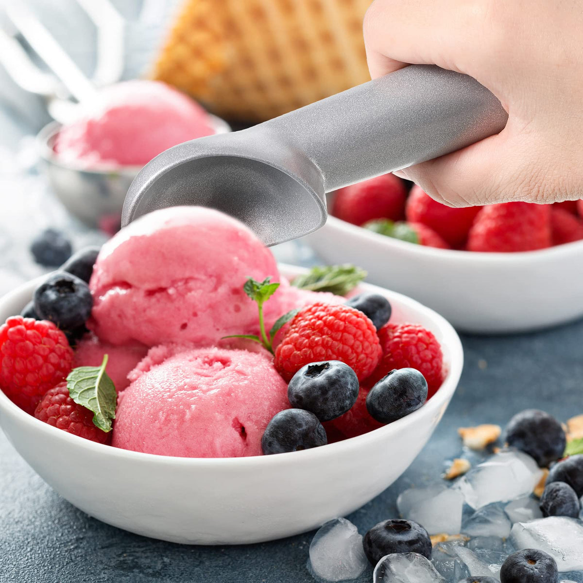 Suclain 7-inch scoop ideal for gelato, sorbet, and frozen treats.