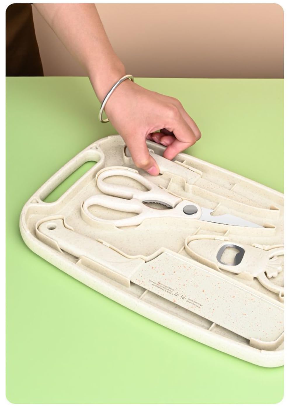 Sujayu dishwasher-safe knife set and board for easy cleaning.