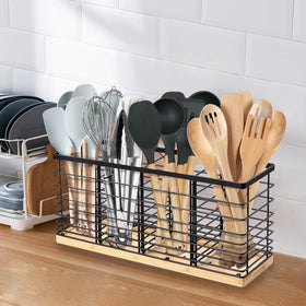 Suli extra-large size fits multiple utensils at once.