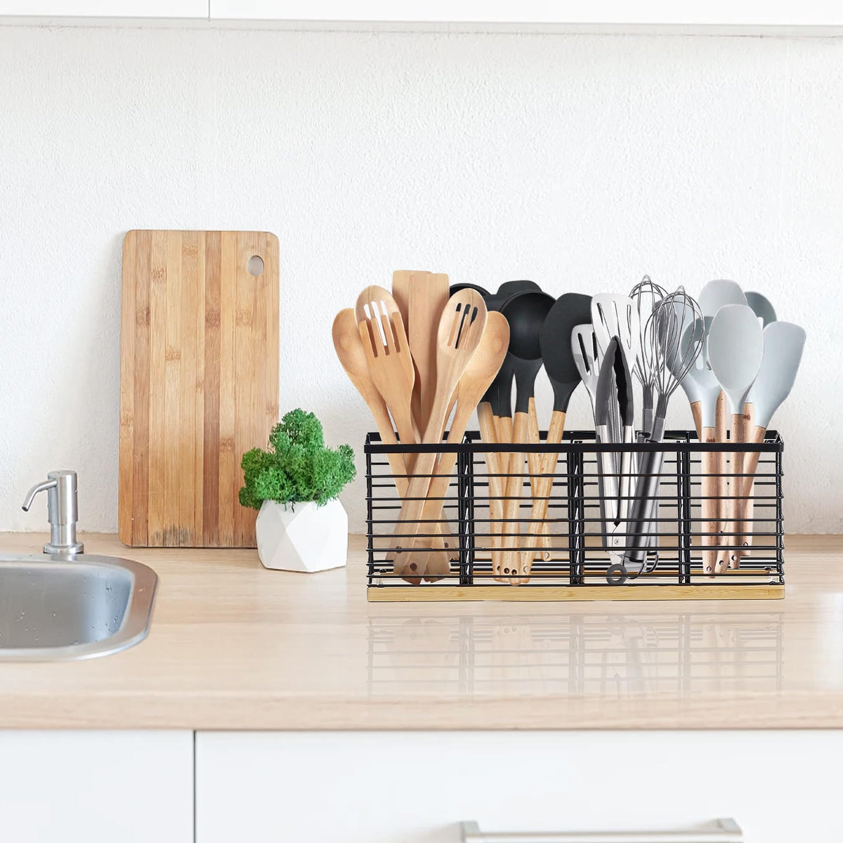 Suli rust-resistant metal wire supports daily kitchen use.