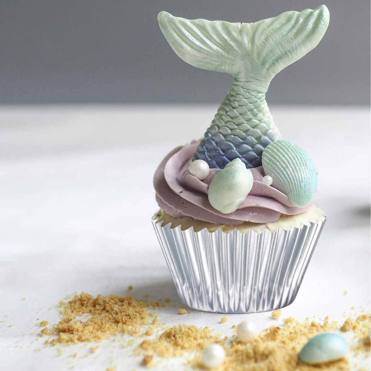 Sumind fuchsia foil cupcake liners offer bold color for party desserts and presentation
