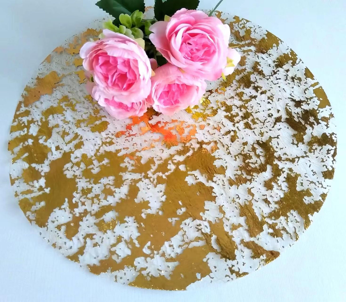 Sunlunckystar mesh gold foil placemats add glamorous table flair.