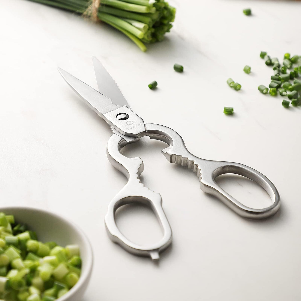 Sunnecko Heavy Duty Kitchen Scissors fit neatly in drawers for easy storage