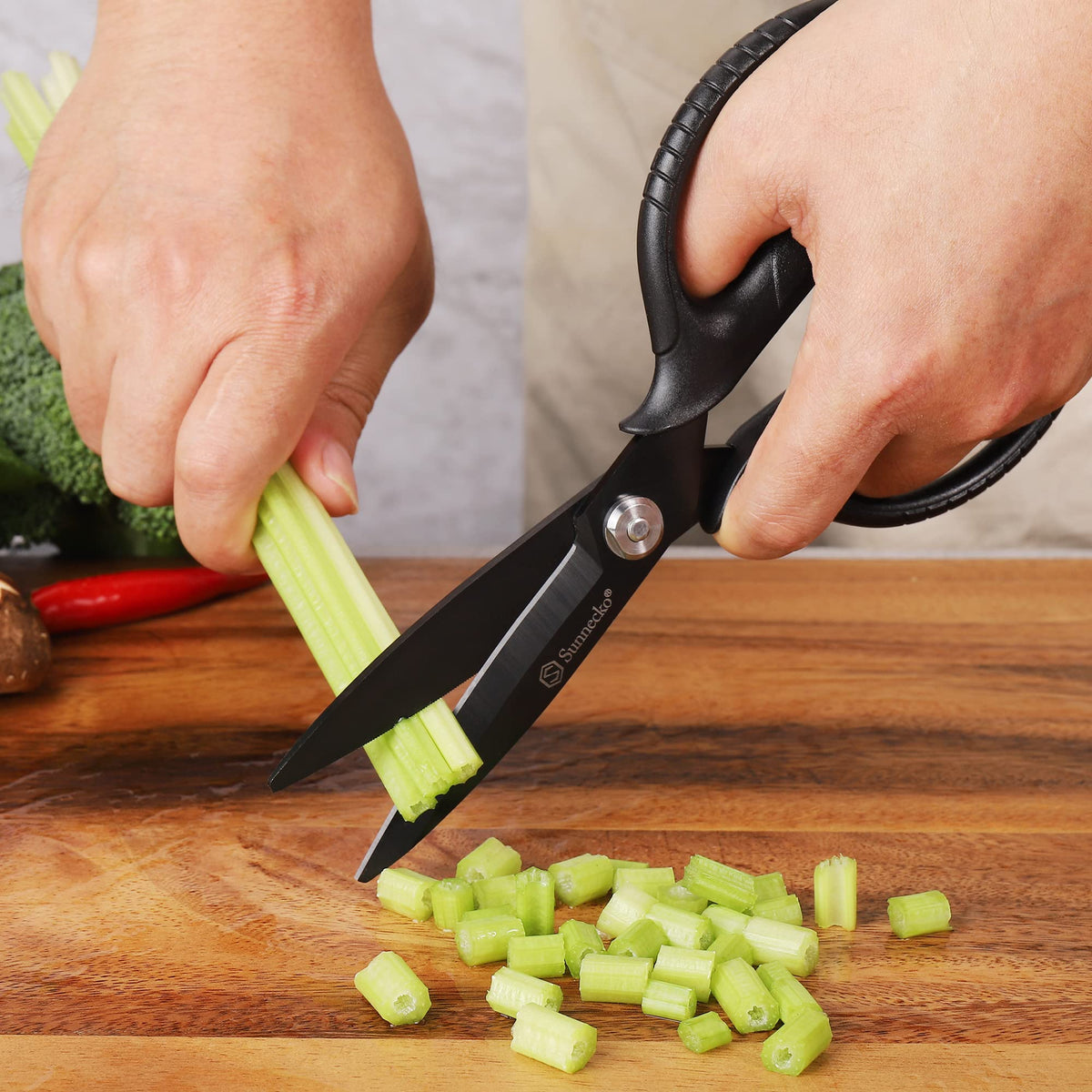 Sunnecko kitchen scissors featuring easy blade separation for thorough cleaning.