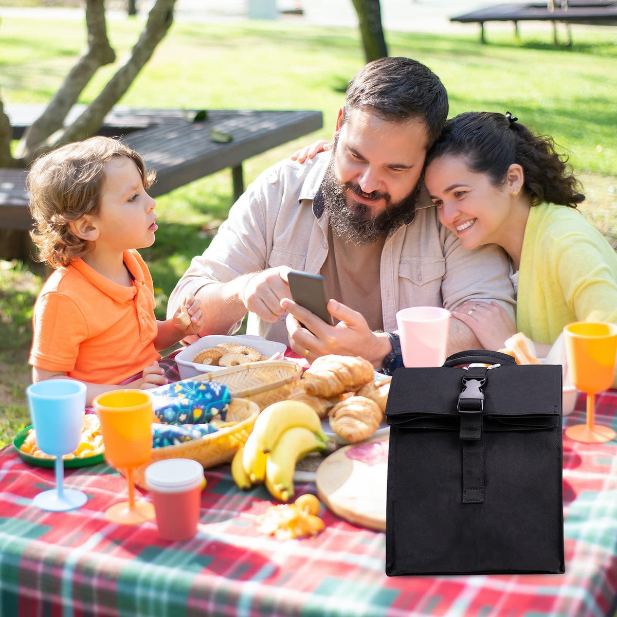 SUNNY BIRD insulated lunch bag black version complements any outfit