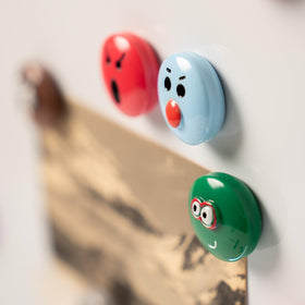 SUNURS 3D smiley design magnet adds color while staying firmly in place