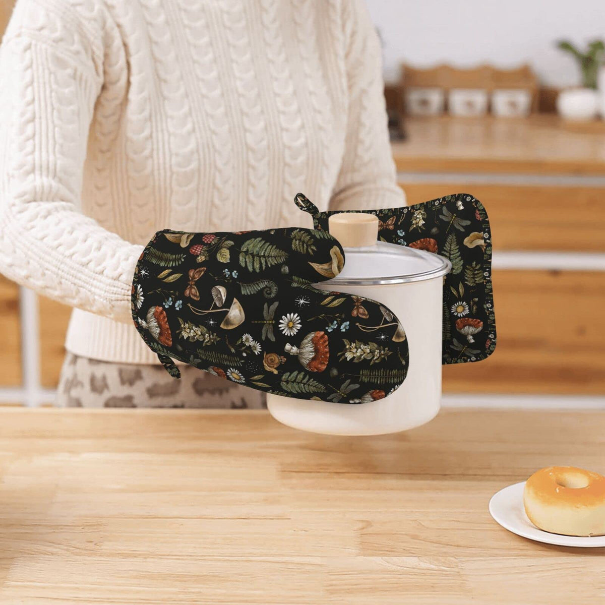 SUPLUCHOM easy-hang loop keeps mitts and pot holders organized.