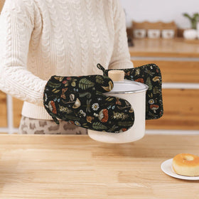 SUPLUCHOM easy-hang loop keeps mitts and pot holders organized.