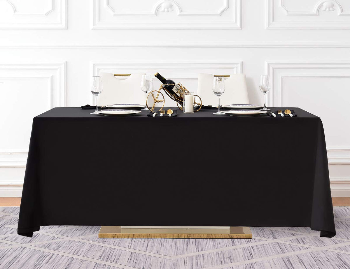 Surmente tablecloth on outdoor picnic creates a clean, coordinated dining space.