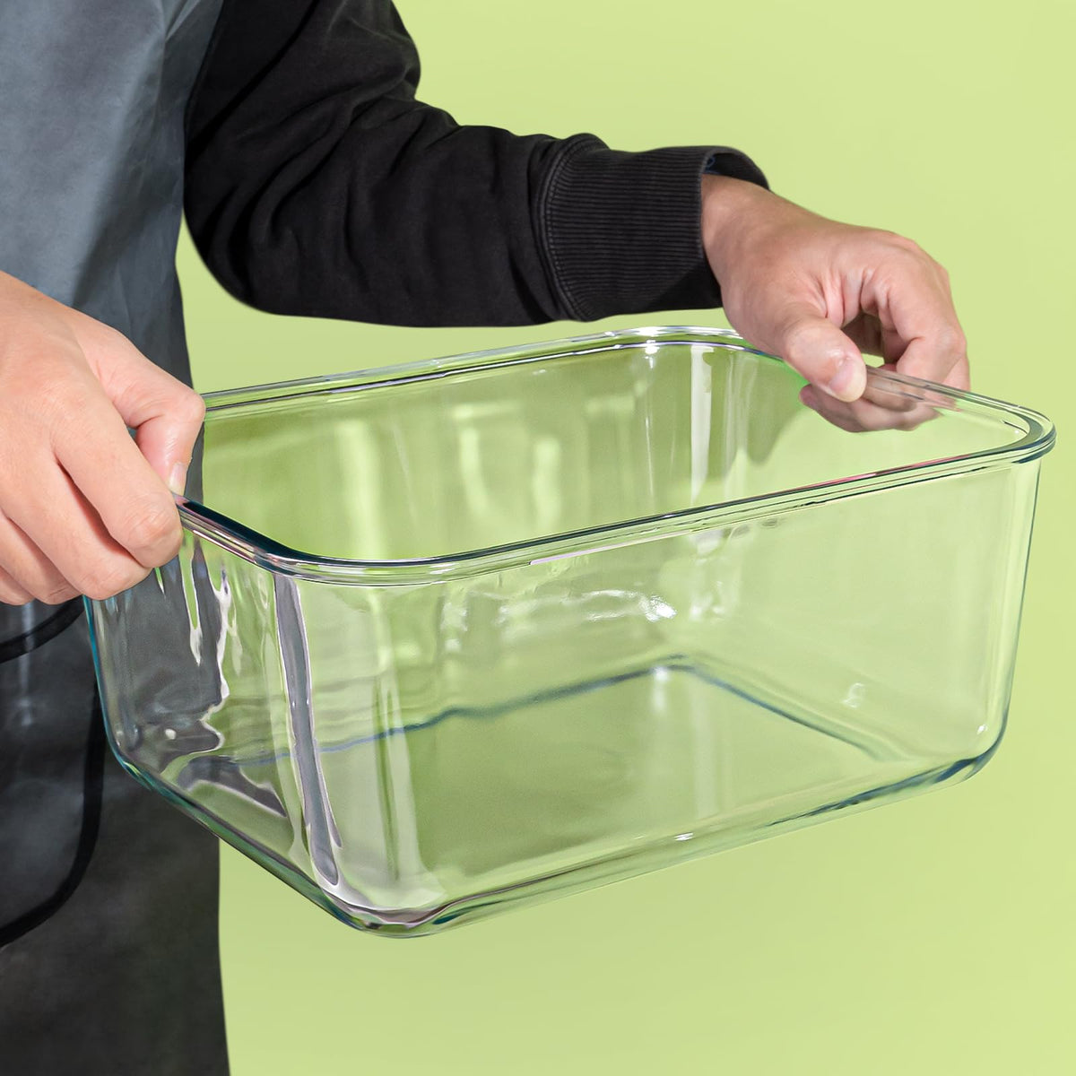 Susukkie borosilicate glass container demonstrates freezer-to-oven versatility for reheating leftovers.
