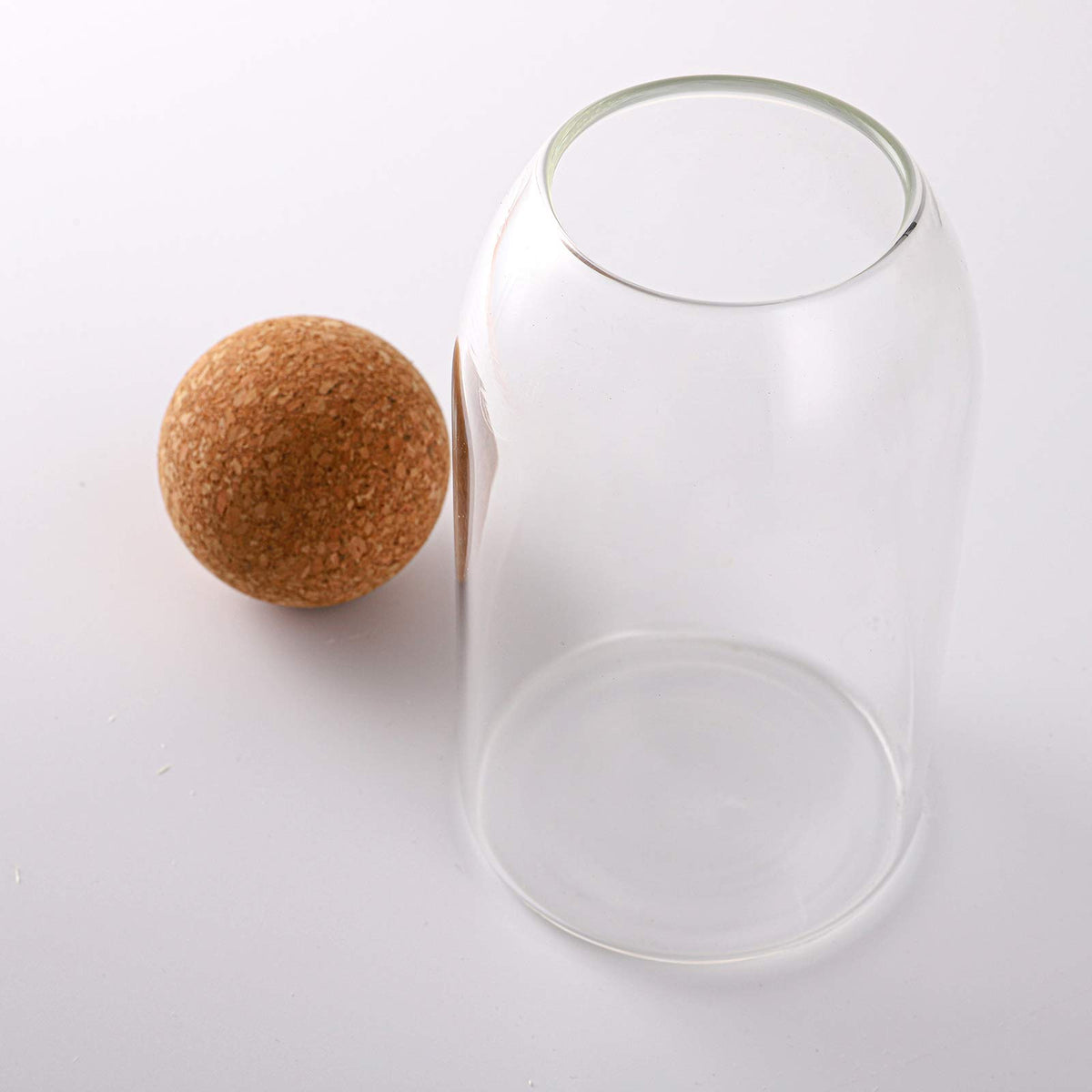 Suwimut see-through glass canister showcases spices at a glance.