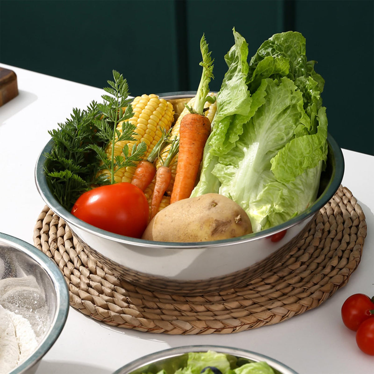 Suwimut stackable bowls save kitchen storage space.