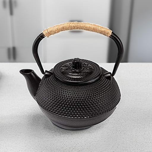 Suyika Tetsubin teapot pouring a smooth tea serving