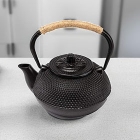 Suyika Tetsubin teapot pouring a smooth tea serving