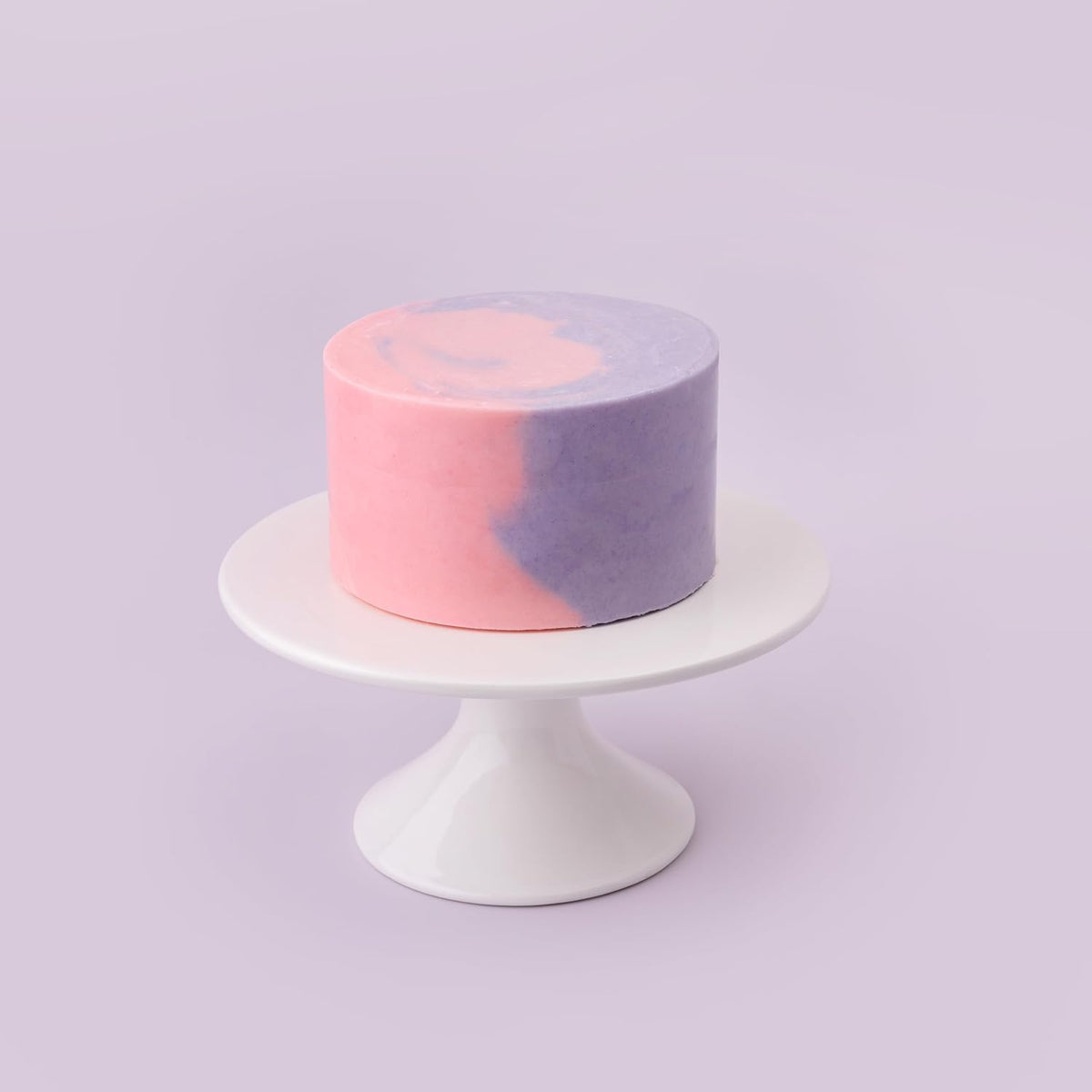 Sweetshop 6-inch round cake ready with Frost Form setup.