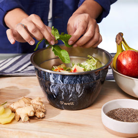 S'well Azurite finish salad kit blends style and durability for meals.