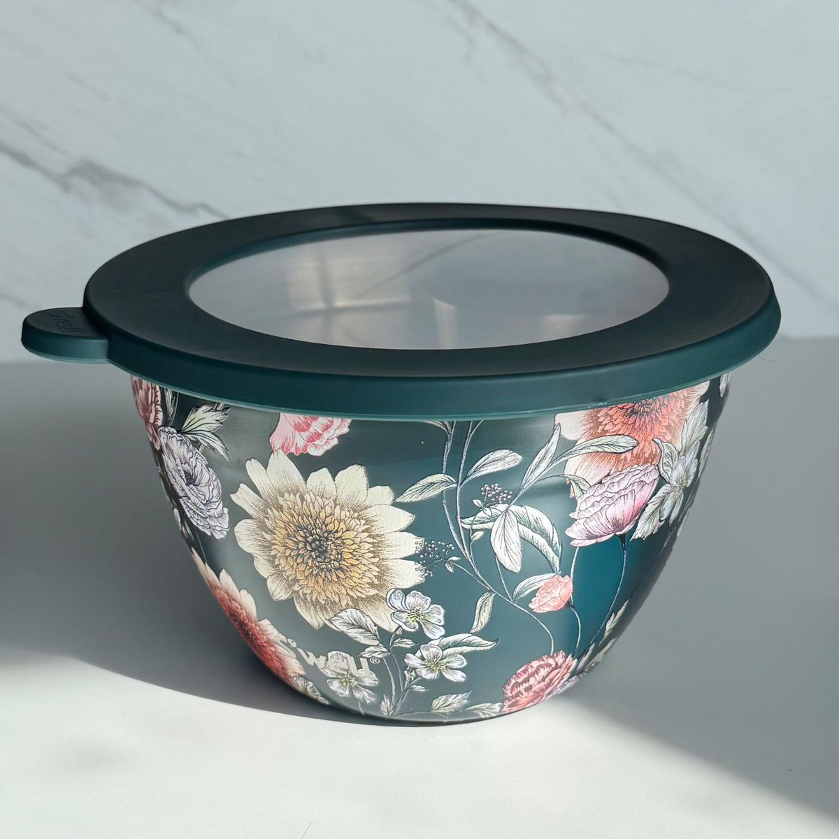 S'well removable tray demonstrates separate ingredient storage for crisp greens and toppings.