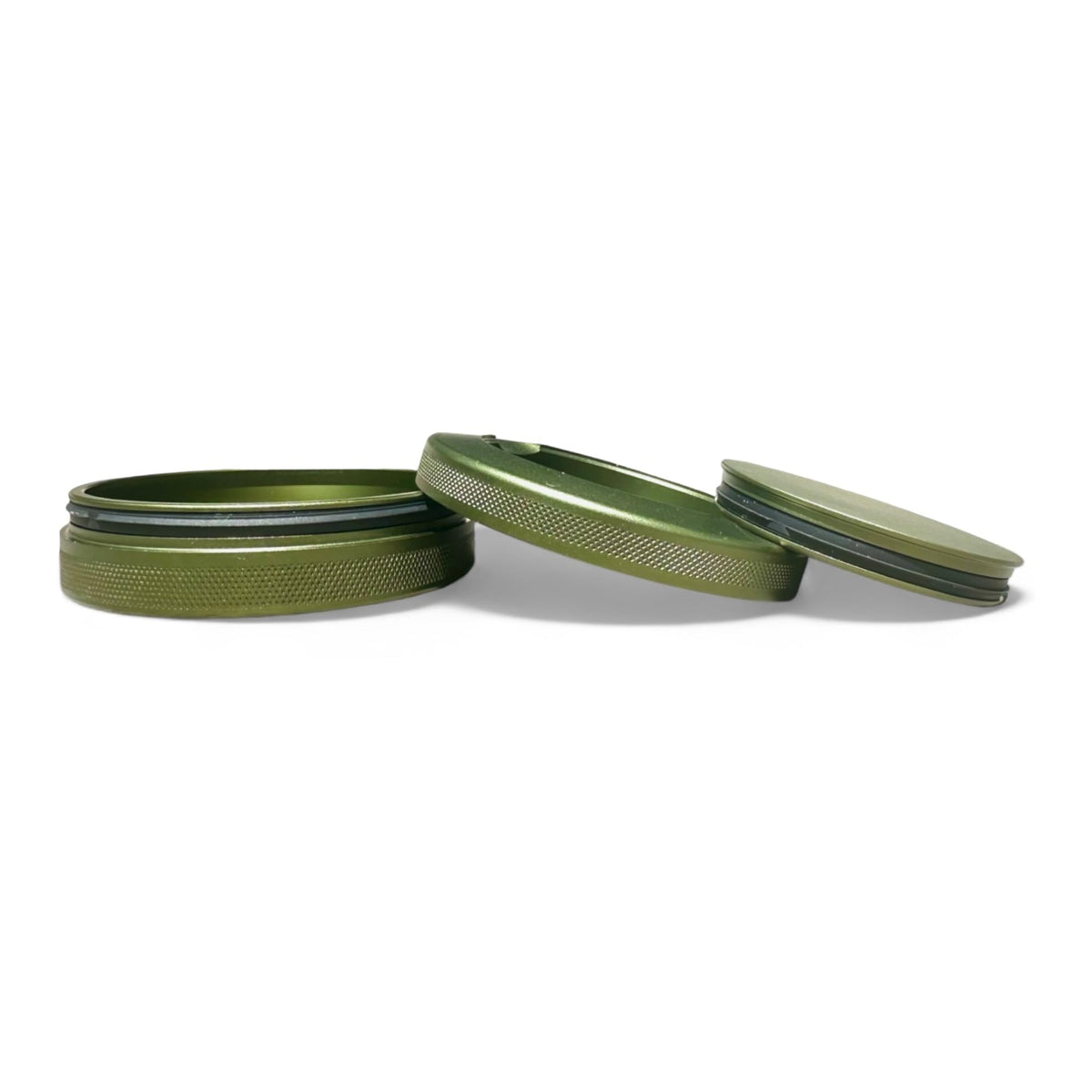 Syn Tin Edition 017 metal container with rugged finish, protects belongings during travel.