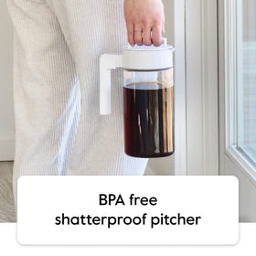 Takeya Deluxe silicone grip handle shown for comfortable pouring.