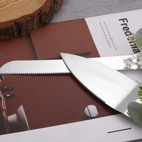 Leaf-pattern serving pieces by TANG SONG perfect for birthdays and anniversaries