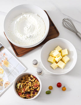 TEAKISS anti-slip edge keeps bowls steady during mixing.