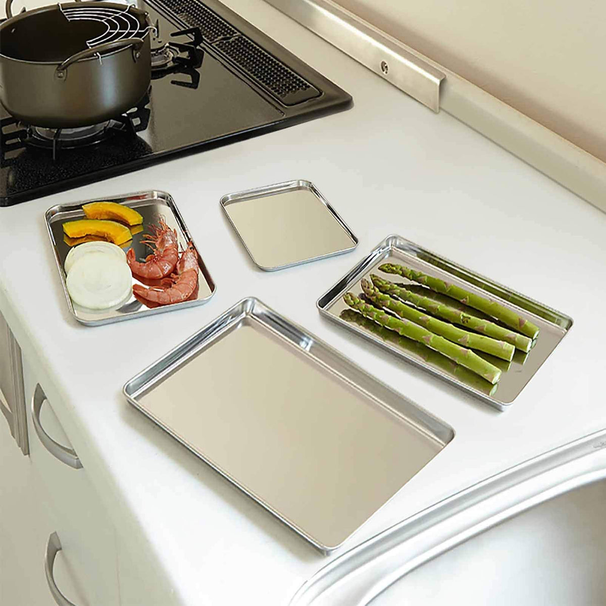 TeamFar baking sheet deep rim design catches juices and keeps oven clean