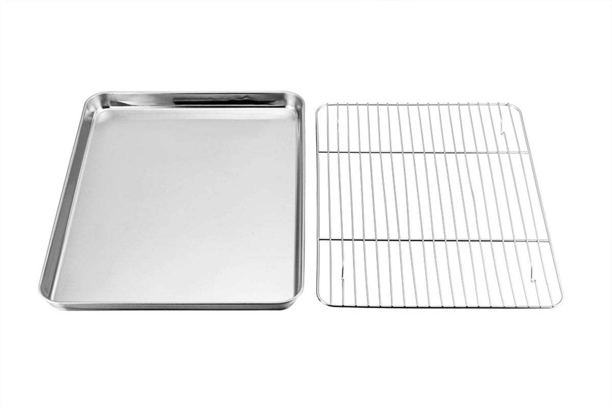 TeamFar stainless steel baking pan demonstrates durable, toxin-free surface.
