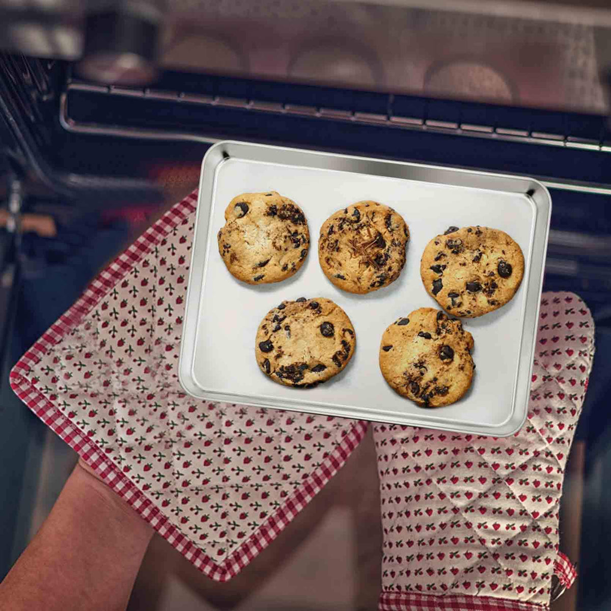 TeamFar deep-rim toaster-oven-pan contains juices for cleaner countertops
