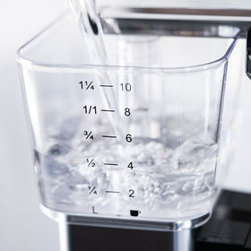 Technivorm Moccamaster KBT Stone Grey with travel lid for hot coffee on the go.
