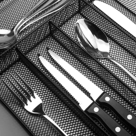 Teivio dinner knives with sharp blades and polished finish for easy dining.