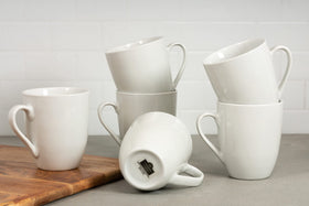 10 Strawberry Street Simply White mug with dishwasher-safe icon for easy cleanup.