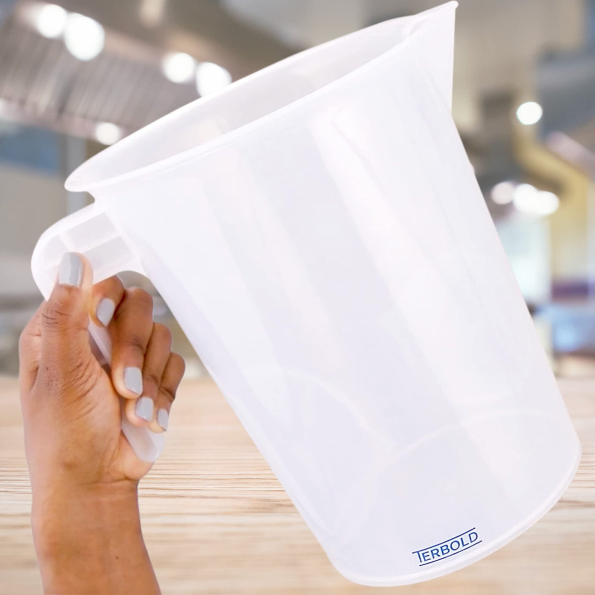 Terbold 5L pitcher features a reinforced handle for one-handed carrying.