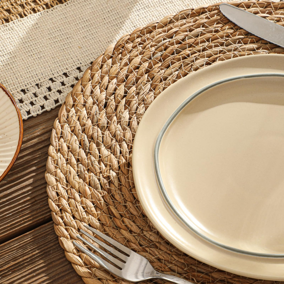 Terrekraft 13.8-inch placemats brightening wedding reception tables