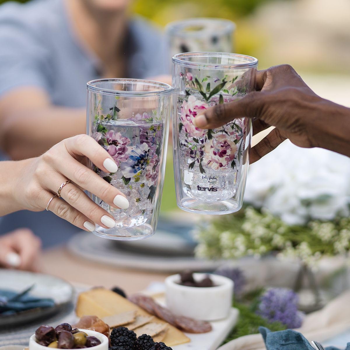 Lid close-up highlights spill-resistant seal on Tervis Kelly Ventura Floral Vista tumbler.