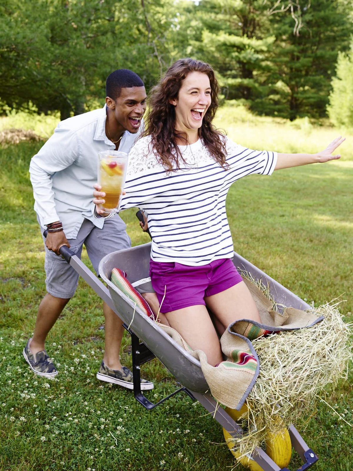 Tervis 24oz tumbler side view highlights leak-proof lid and durable construction.