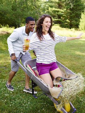 Tervis 24oz tumbler side view highlights leak-proof lid and durable construction.